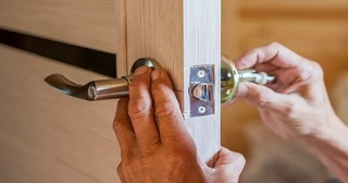 Установка и замена дверной ручки в Новотроицке от 283 руб. – Мастер24, монтаж фурнитуры, недорого