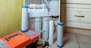 Установка фильтра для воды в Новотроицке — цена от 628 руб., заказать монтаж под ключ в Мастер24
